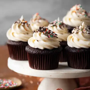 Chocolate Cupcakes With Vanilla Frosting