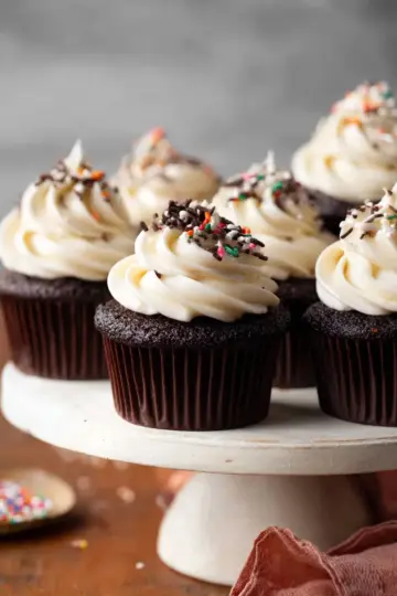 Chocolate Cupcakes With Vanilla Frosting